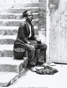 Zeeslakkenverkoper in traditionele kleding, in Girgenti, ca. 1920 door Italian Photographer